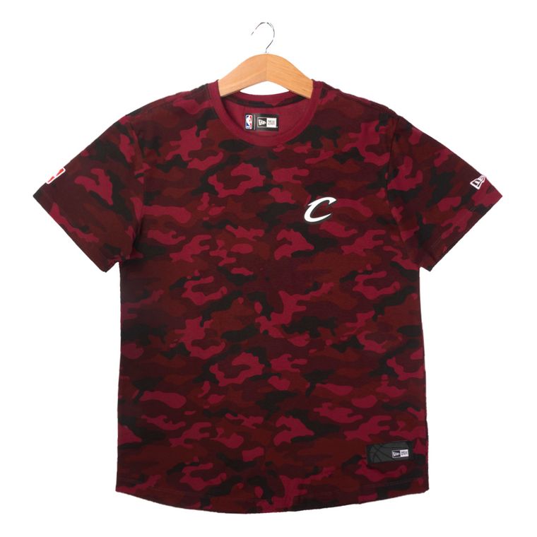 Camiseta-New-Era-Militar-Full-Camo-Cleveland-Cavaliers-Masculino-Vermelho